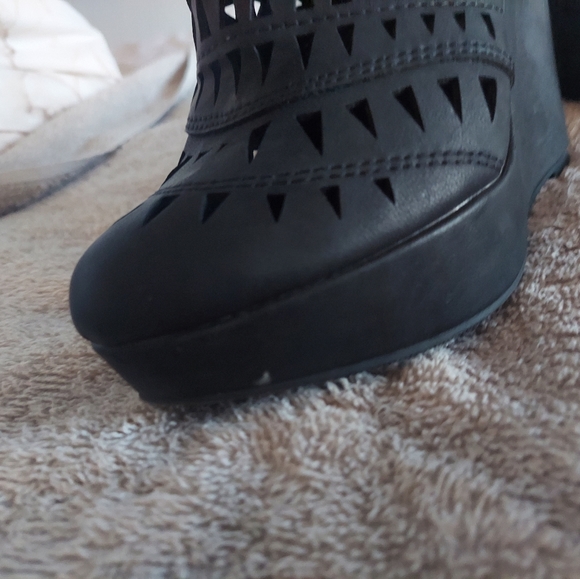 Jasmin black platform bootie Size 5 1/2 - Picture 3 of 3